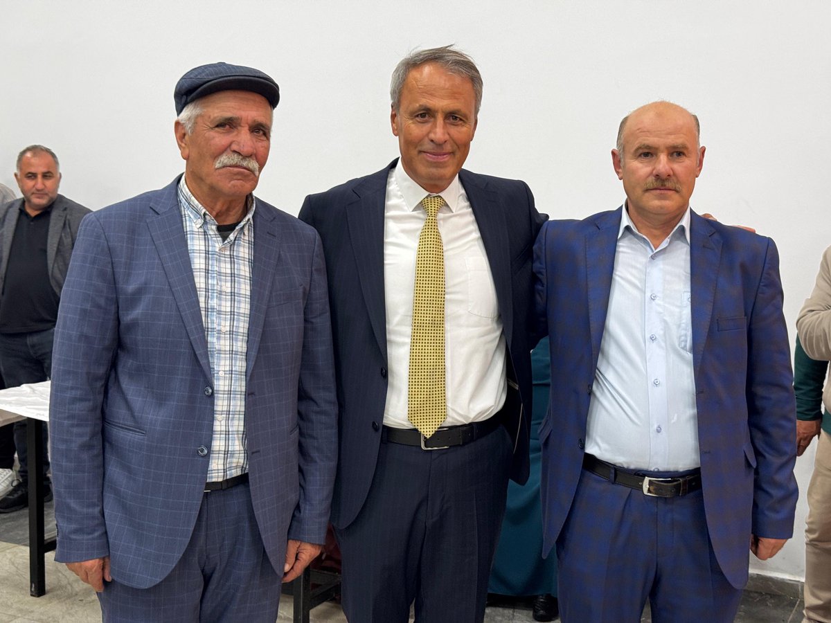 İlçemiz esnaflarından Mezarcı Şenol Öz kardeşimizin oğlu Enes ile Beymelik Köyü Muhtarımız Sedat Topçu kardeşimizin kızı  Özlem'in kına merasimlerine katılarak mutluluklarına ortak olduk. Gençlerimize ömür boyu mutluluklar diliyorum. 👏