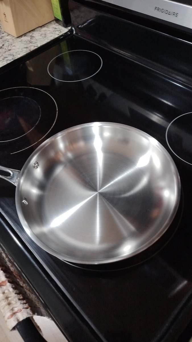 cab_cs's tweet image. gotta love a clean stainless steel pan