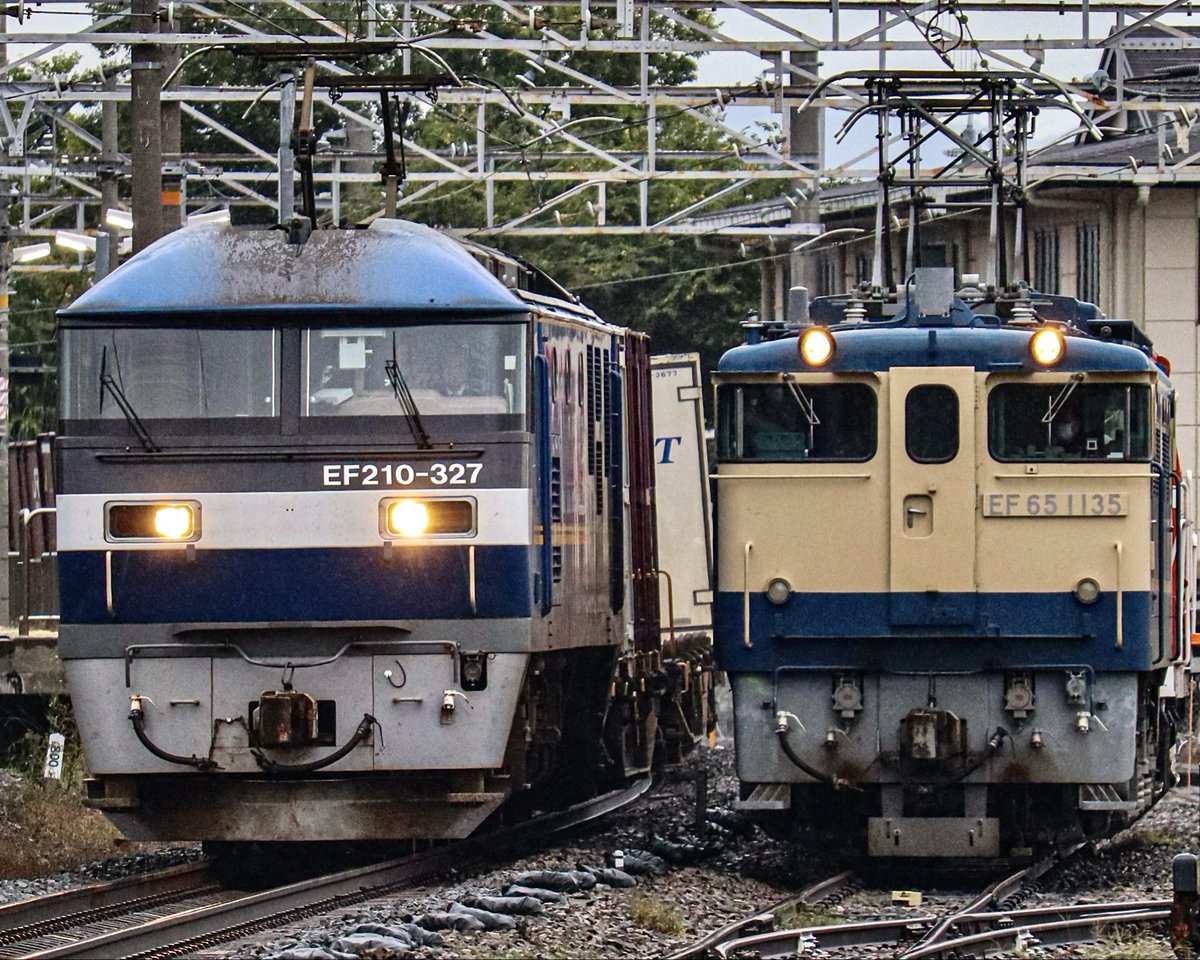 522_kiyo's tweet image. おはようございます😊☂️
新旧共演🤭
#吹田A259運用 #5087レ #EF210327 #EF210 #吹田機関区 #貨物列車 #EF651135 #EF65pf #下関機関区 #国鉄車両 #電気機関車 #おはようトレイン　2025.10.22