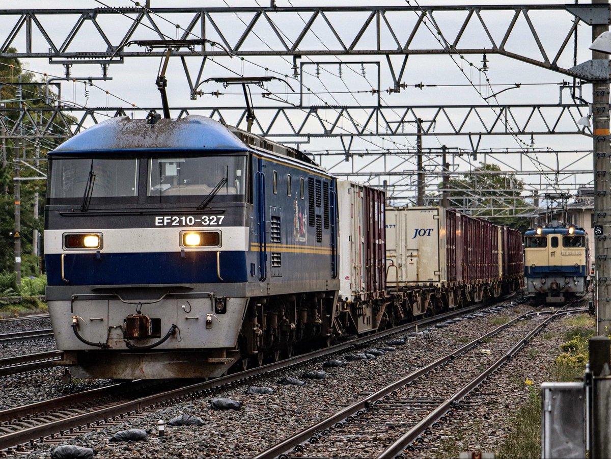 522_kiyo's tweet image. おはようございます😊☂️
新旧共演🤭
#吹田A259運用 #5087レ #EF210327 #EF210 #吹田機関区 #貨物列車 #EF651135 #EF65pf #下関機関区 #国鉄車両 #電気機関車 #おはようトレイン　2025.10.22