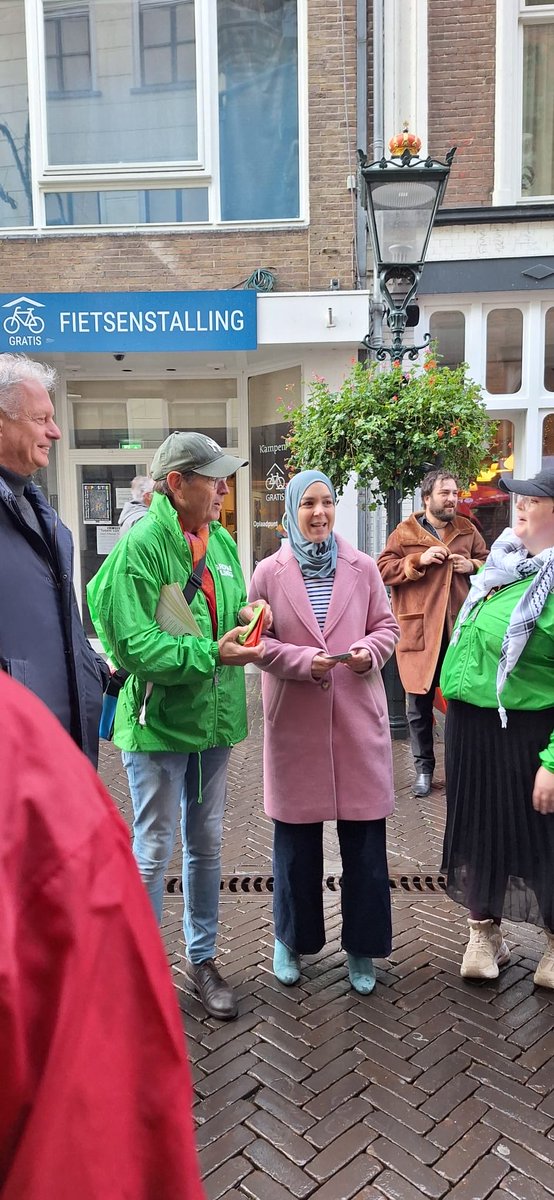 Esmah Lahlah 🕊️ (@a_lahlah) on Twitter photo Vandaag ontmoette ik in Kampen de familie Babayan, die al bijna een jaar in kerkasiel verblijft.
De vrijwilligers van het kerkasiel zetten zich al die tijd met ongelooflijke toewijding in voor dit gezin. Dag in, dag uit, vanuit compassie en overtuiging dat niemand in onzekerheid Vandaag ontmoette ik in Kampen de familie Babayan, die al bijna een jaar in kerkasiel verblijft.
De vrijwilligers van het kerkasiel zetten zich al die tijd met ongelooflijke toewijding in voor dit gezin. Dag in, dag uit, vanuit compassie en overtuiging dat niemand in onzekerheid
