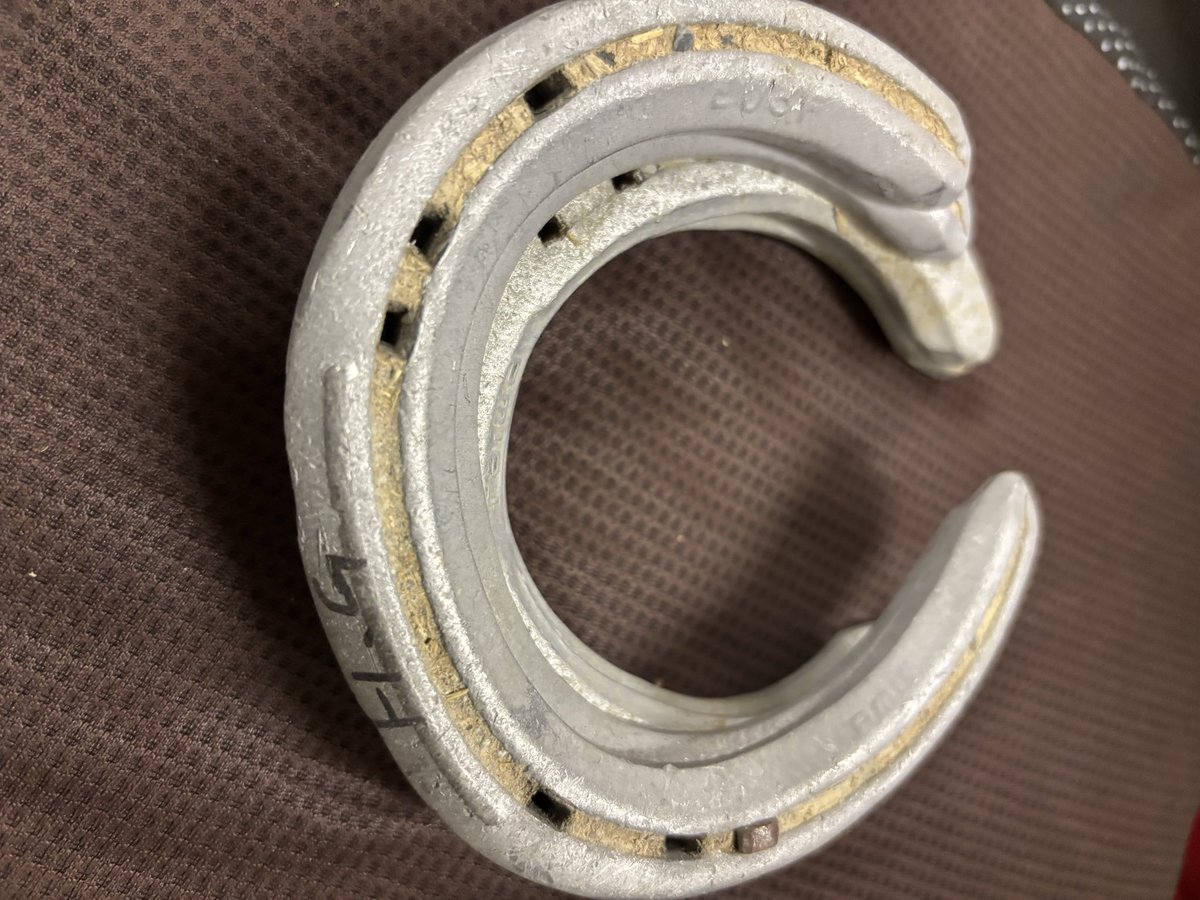 kato_kazuhiro_'s tweet image. 最近プレゼント企画してなかったから久々に

来月厩舎引っ越しするため倉庫から出てきたものですがプレゼントします🥹

ハナズゴール
香港競走の実使用調教ゼッケンとそのときの蹄鉄です
希望あればゼッケンに加藤和宏のサインします

フォロワーの中からコメントくれた人の中から選びます…