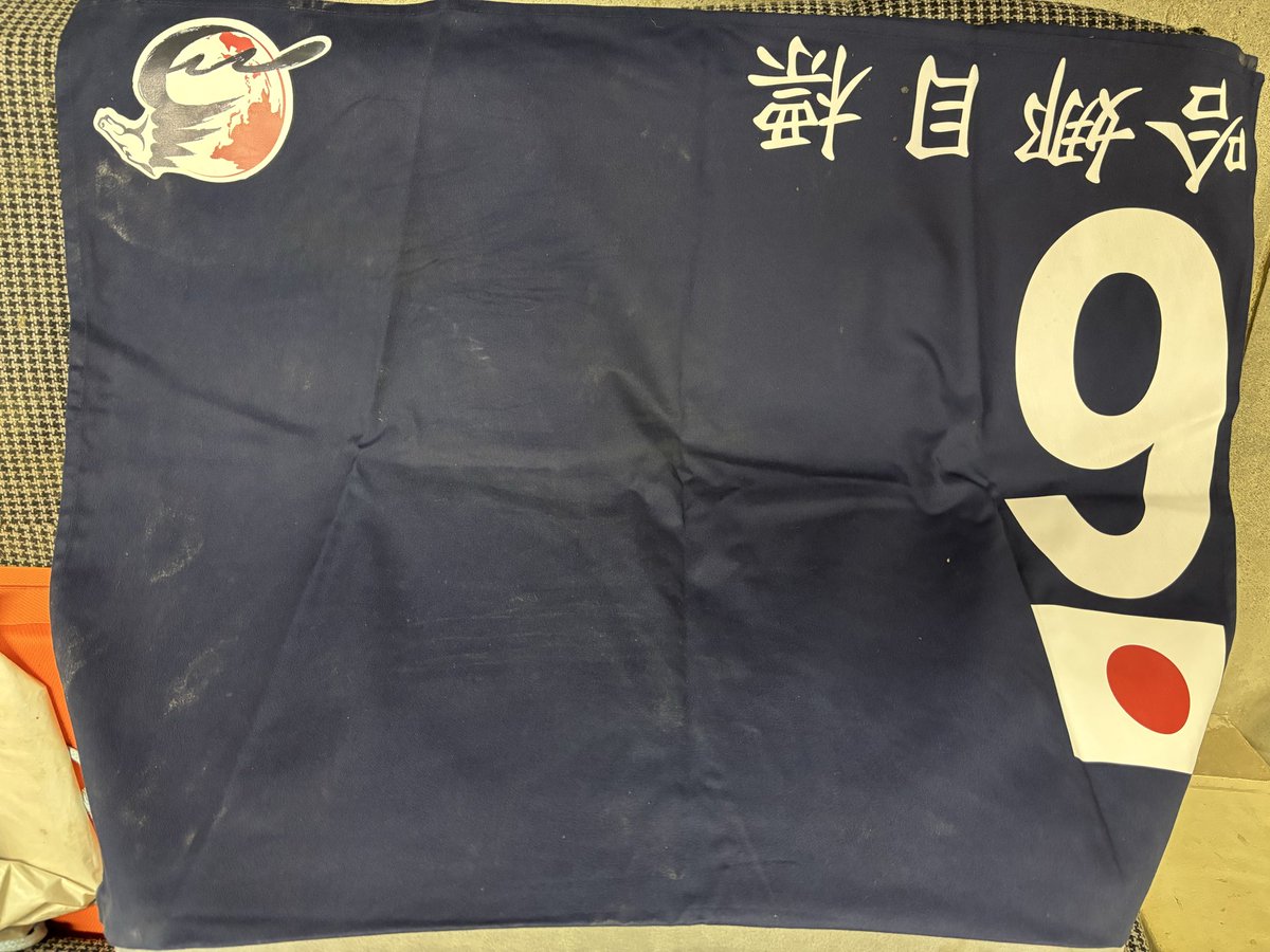 kato_kazuhiro_'s tweet image. 最近プレゼント企画してなかったから久々に

来月厩舎引っ越しするため倉庫から出てきたものですがプレゼントします🥹

ハナズゴール
香港競走の実使用調教ゼッケンとそのときの蹄鉄です
希望あればゼッケンに加藤和宏のサインします

フォロワーの中からコメントくれた人の中から選びます…