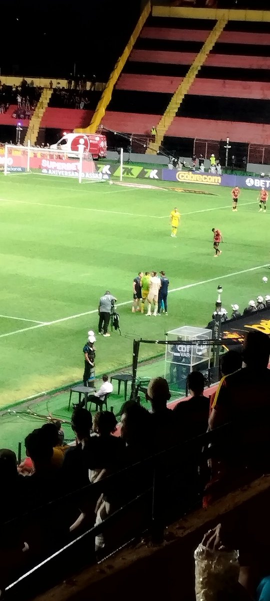 Um golaço de Derik e o Mirassol em cima reclamando da origem da falta. Os times brigam!