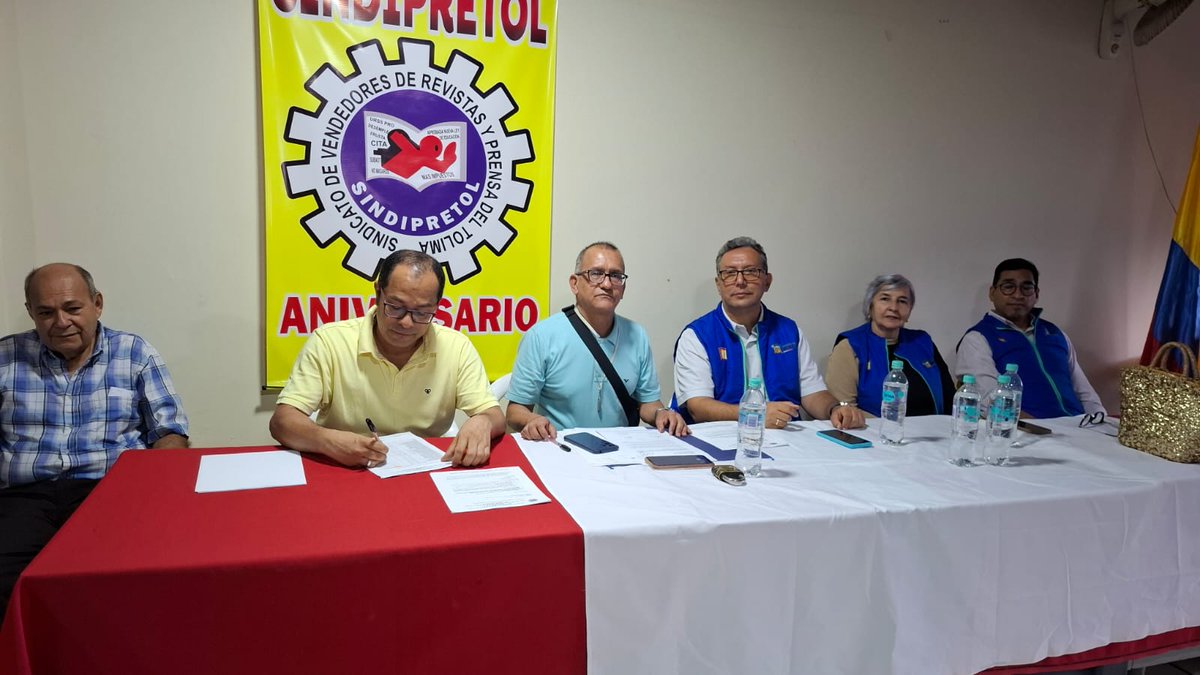 Escuchamos las sugerencias y recomendaciones de nuestros revisteros, quienes hacen uso del mobiliario de la ciudad. Trabajando de la mano lograremos más beneficios para este sector económico. <a href="/johanaaranda_/">Johana Aranda</a>