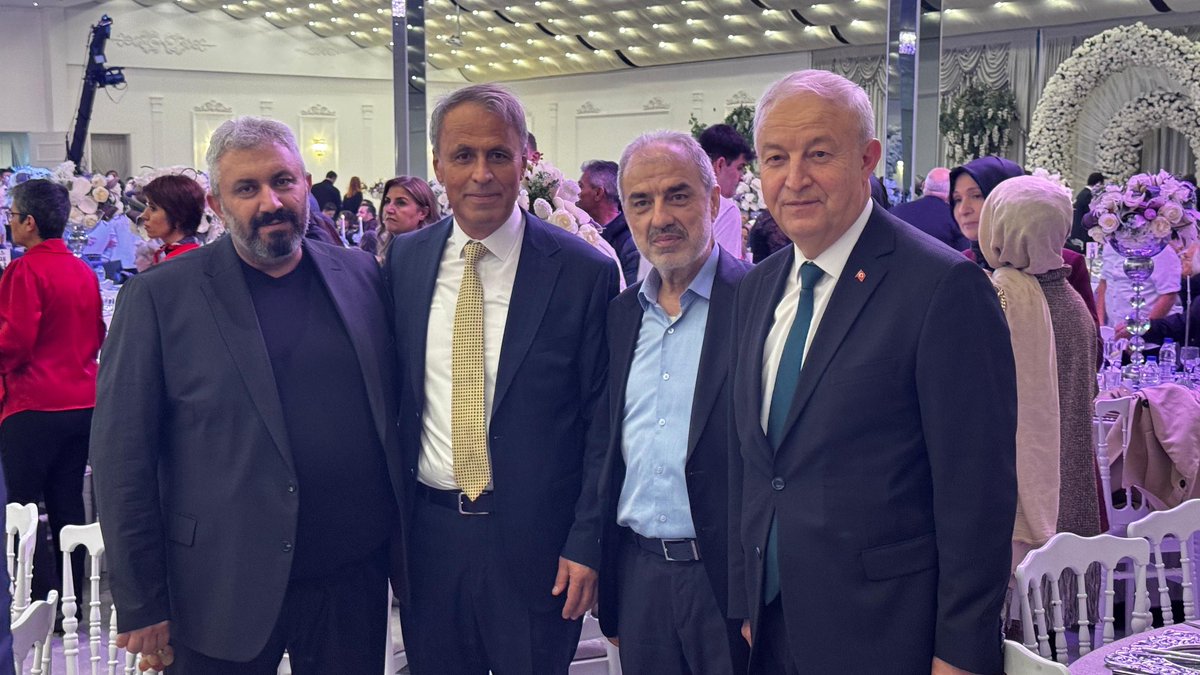 27.Dönem Ak Parti Çankırı Milletvekilimiz Sn. Salim Çivitcioğlu'nun oğlu Hamdi ile Çankırı Sanayi esnaflarından Arif Tosyalıoğlu kardeşimizin kızı Sena’nın  Çankırı da düğün meresimine katılarak mutluluklarına ortak olduk. Genç çiftlerimize ömür boyu mutluluklar diliyorum.👏