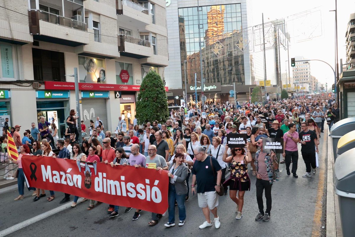 Ricard Chulià Peris🎗🏴☠️ (@ricardchulia) on Twitter photo Açò és Alacant. 
Tenint en compte la sociologia i la política de la ciutat, és una manifestació multitudinària. 
La DANA va passar més de 100 km al nord i aquesta no és una manifestació més entre tantes. 
És una manifestació en solidaritat amb València.
I diuen que ens odiem. Açò és Alacant. 
Tenint en compte la sociologia i la política de la ciutat, és una manifestació multitudinària. 
La DANA va passar més de 100 km al nord i aquesta no és una manifestació més entre tantes. 
És una manifestació en solidaritat amb València.
I diuen que ens odiem.
