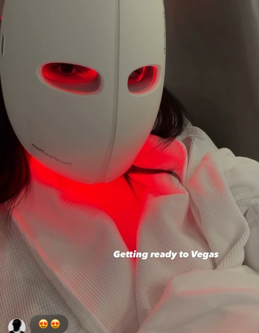 KeniaPopStar's tweet image. La @KeniaOs con una maquina en la cara y Peso bien enamorado 😭😭