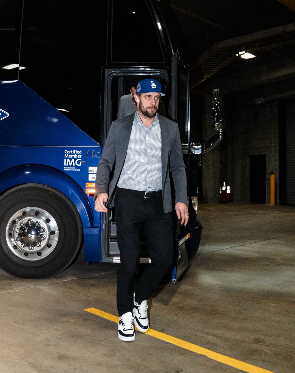 LAKings's tweet photo. LA 💙 @Dodgers https://t.co/YnW48Q35ct