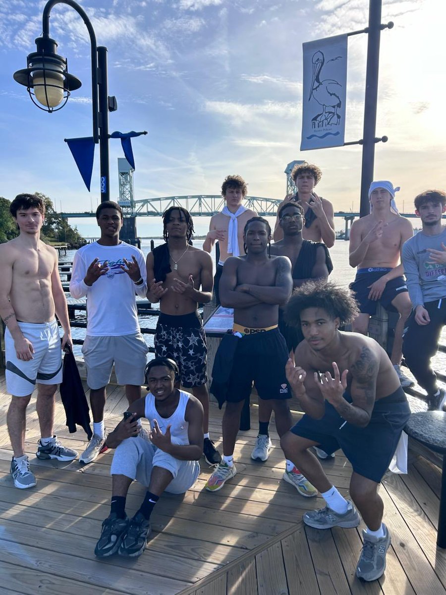 Bridge to Bridge Run complete.
#f22brotherhood #f22culture
@lawsonbrow73440 <a href="/zanesaunders10/">zane saunders</a> <a href="/15ideass/">Antrell Gilmore</a> <a href="/Ben_Fox30/">Ben Fox</a> <a href="/BigShotsGlobal/">BIG SH🏀TS</a> <a href="/JoshuaBowen05/">Joshua Bowen</a> <a href="/kcpeter07/">KC Peter</a> <a href="/Malcolmdriver5/">Malcolm driver</a> <a href="/camtooturntttt/">Cam’ren Reyes</a>        
instagram.com/reel/DQP6sJvkS…