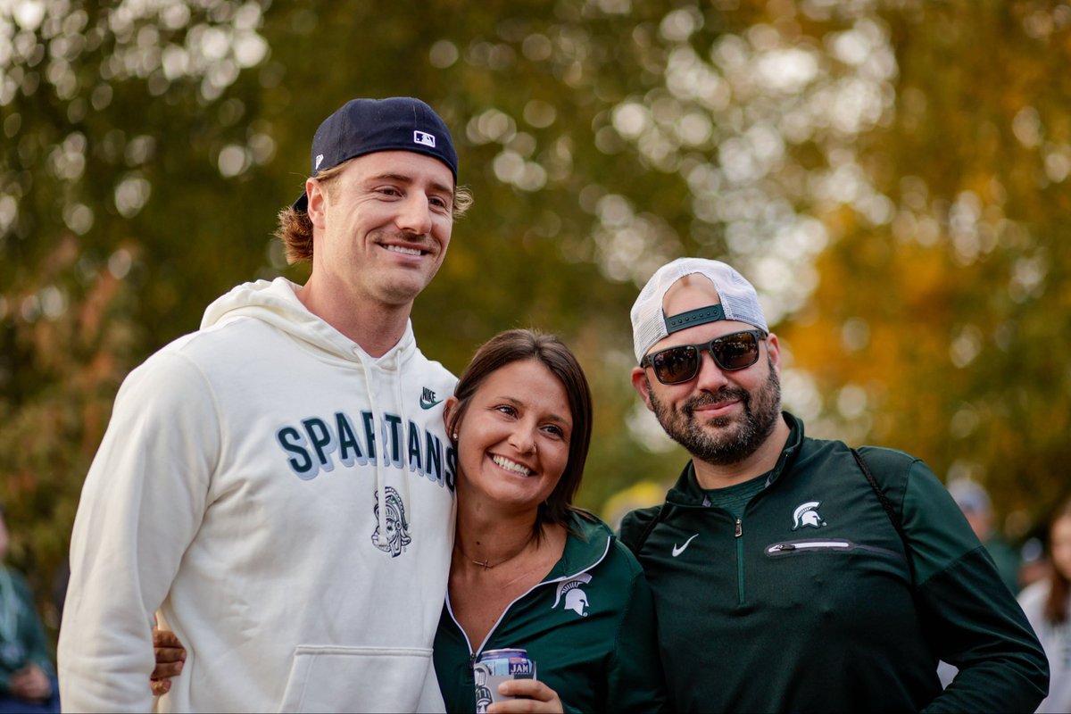 MichiganStOnBTN's tweet image. Connor Cook is in the house for Michigan and @MSU_Football 🐐