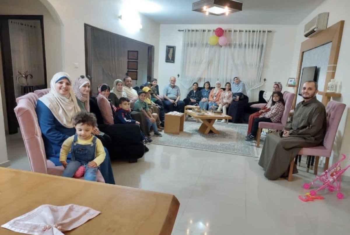 لم تكن حرباً أبداً لقد أبادتنا بشكل لن نسطيع تجاوزه!

هل تتخيل كل هذه العائلة قتلت ! 

رحم الله المهندس إيهاب الغصين وعائلته..