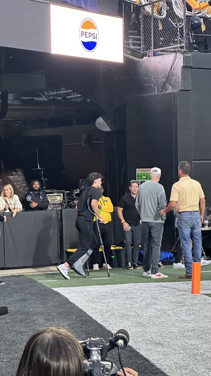 #Mizzou QB Beau Pribula rejoins his teammates on the sidelines on crutches &amp; in a boot.