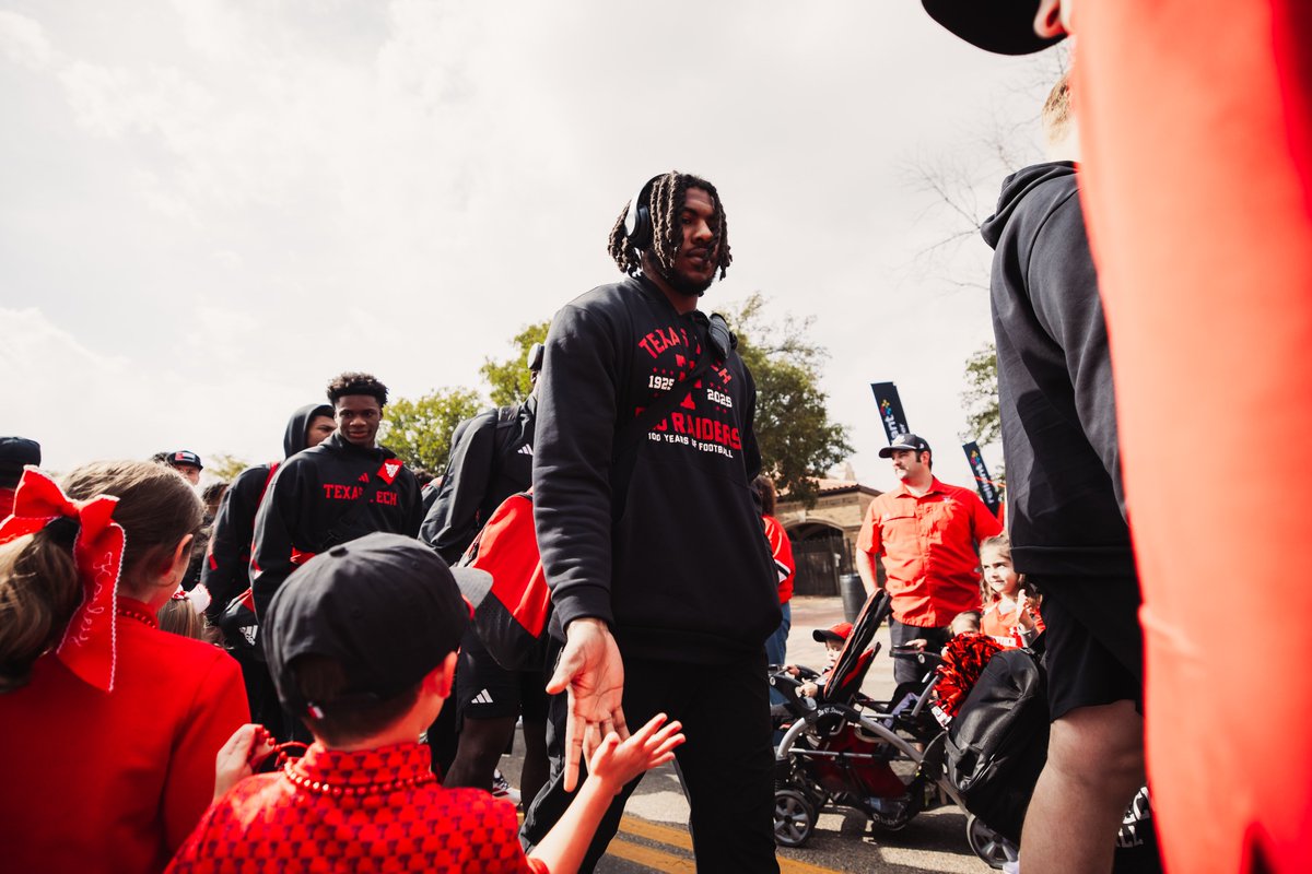 TexasTechFB's tweet photo. Raider Walk with the fam 🤝 https://t.co/QcCXGFlPXa