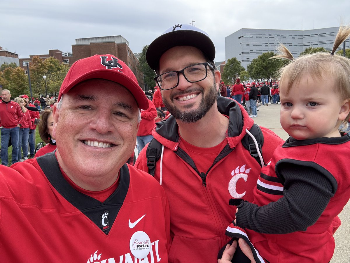 cincygreghoodin's tweet photo. Just kinda hanging out with @AeroApe51 and @Alex_Meacham . #uchomecoming @GoBEARCATS @GoBearcatsFB @uofcincy @uofcincyalumni @GoBearcatsUCATS @CincyReigns #LetsReign #Thestrongshallreign #weareuc #wewearcincinnati #cincyvibes #bearcatvibes #bearcatforlife #wewearcincinnati https://t.co/3CoeCtPknq