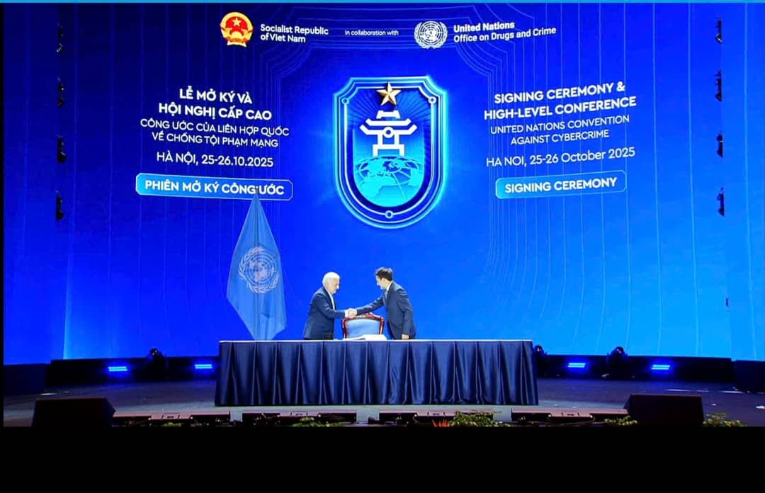 jalalzade_ir's tweet image. هانوی 🇻🇳 امروز شاهد اراده جهانی در مقابله با یکجانبه گرائی در مقابله با جرائم سایبری بود.🇮🇷 به عنوان یک عضو مسئولیت پذیر جامعه جهانی نقش سازنده ای در چهار سال گذشته در روند تدوین این کنوانسیون ایفا کرد.امروز از طرف 🇮🇷 این کنوانسیون را امضا کردم.
#کنوانسیون_مقابله_با_جرایم_سایبری