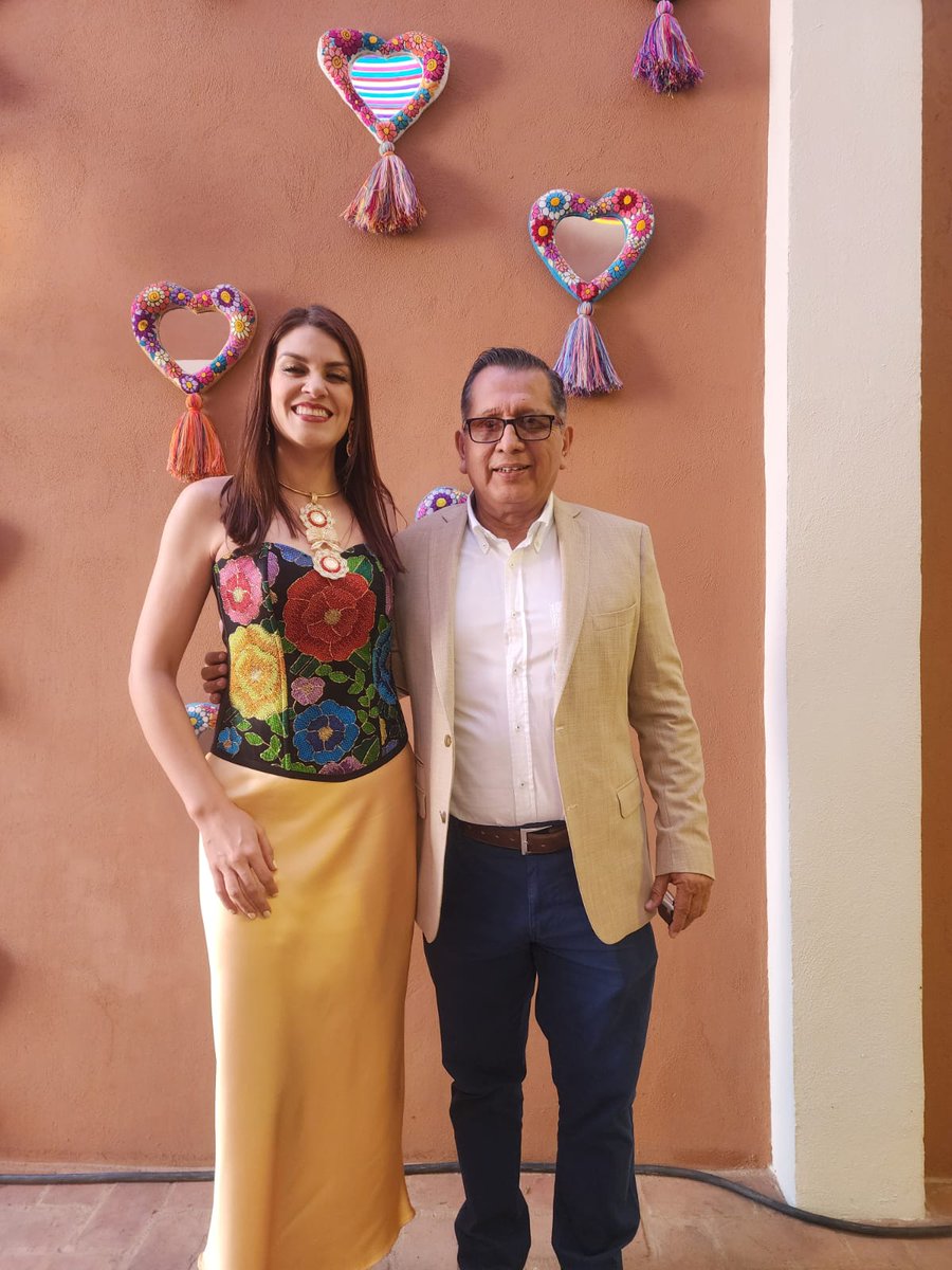 📍 Nuestro Director General Mario Escobar Gálvez ya está en Casa Chiapas (CDMX) 🇲🇽

🤝 Se reunió con Kenia Arroyo Muñiz, Directora de la representación, previo al gran evento:
✨ El Anuncio de la Fiesta Grande de Chiapa de Corzo. 🎭🌸
#FiestaGrande #ChiapaDeCorzo #CasaChiapas