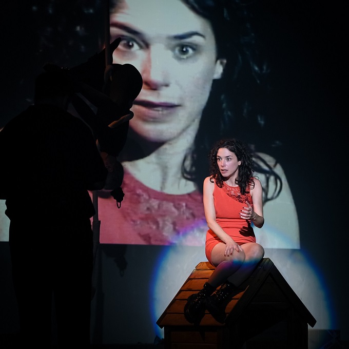 Teatro de calidad para hoy sábado con "La fragilidad de las casas". La realidad de lo absurdo en la vida de una mujer frente a su realidad.  Atrapante puesta de Victoria Almeida con gran elenco. A las 21.30 en Teatro Armenia 

Escribe <a href="/marianaturiaci/">Mariana Turiaci</a> 
 
👉 elcaleidoscopiodelucy.com/teatro/la-frag…