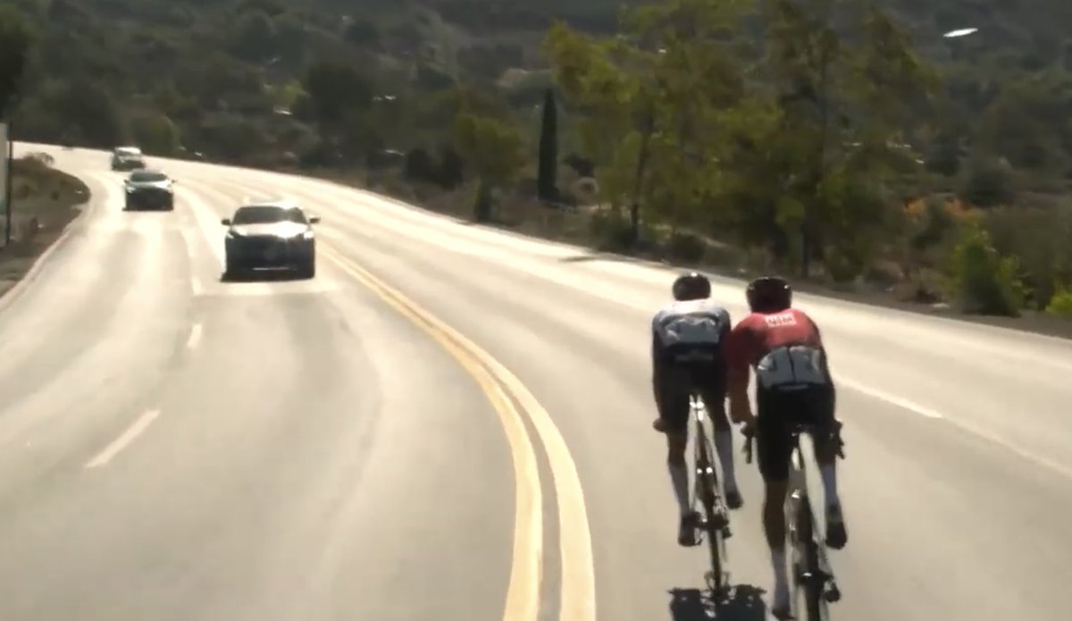 PaulSeixasFan's tweet photo. Pas mal les championnats du Mexique 🇲🇽  ça essaye de battre Del Toro en lui jetant des voitures 🚗 https://t.co/moKMsR9YtI