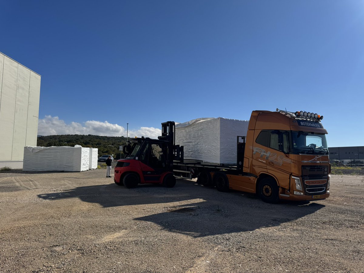 Botenwagen's tweet photo. 🇧🇪 > 🇫🇷 > 🇩🇪 > 🇦🇹 > 🇮🇹 | 🇸🇮 > 🇭🇷 | Éen bakkie gelost | En naar een multimiljonair gezwaaid. Het was een mooi en anders weekje #transport #beroepstoerist #zwerver #nomade #volvotrucks #volvotrucksnl https://t.co/OJlMTgg4JV