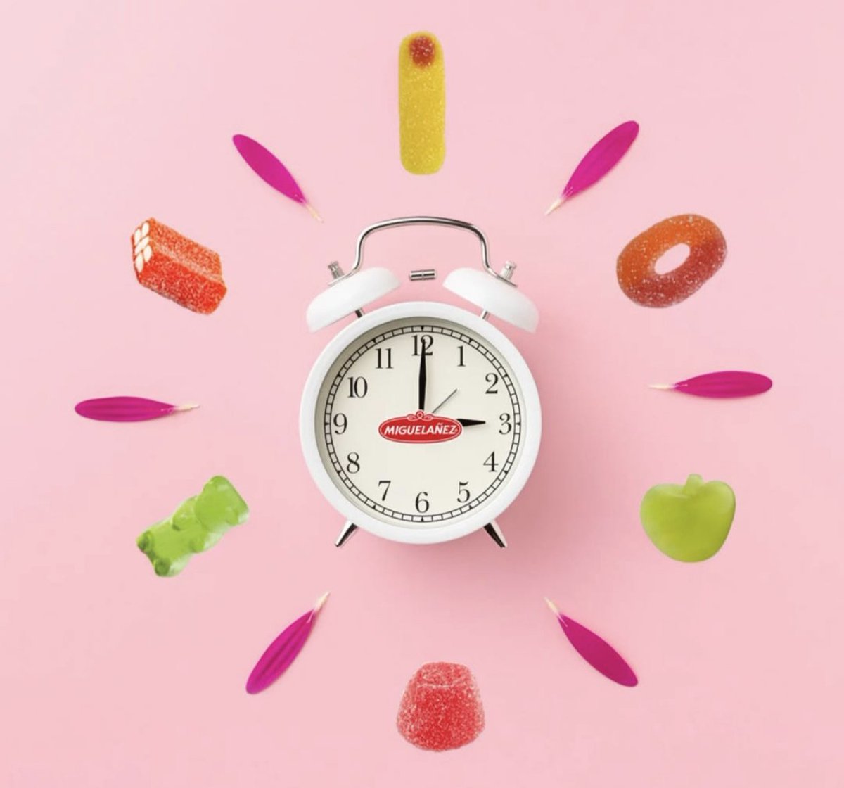 ¡Recordad que hoy tenemos una hora más para soñar bonito, bailar y disfrutar! A las 3 de la madrugada, serán las 2, ¡no olvidéis cambiar vuestros relojes! #cambiodehora #gentedulce #golosinas