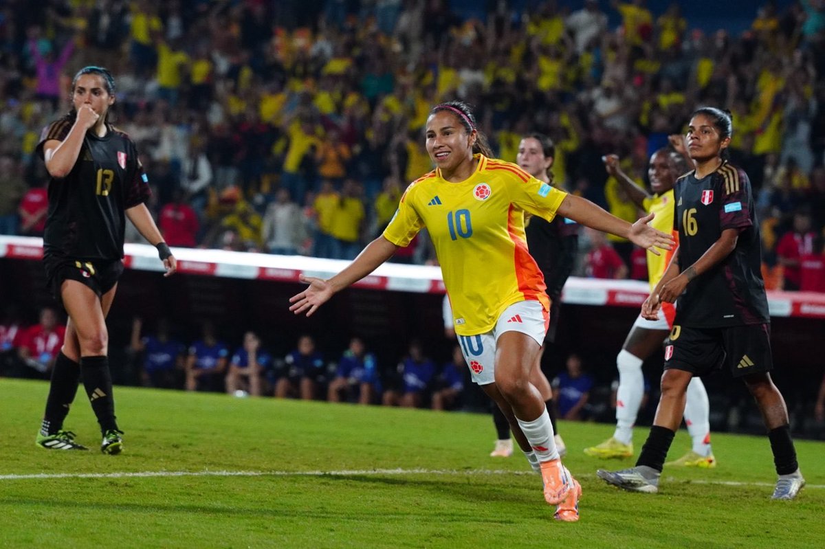 pelotasdedanira's tweet image. #Fútbol ⚽️🇨🇴| En una noche fría, con goles de Leicy Santos, Daniela Montoya e Ivonne Chacón, la Selección Colombia Femenina goleó 4-1 al combinado de Perú en la primera fecha de la Liga de Naciones 🏆

Conoce todos los detalles aquí
👉 laspelotasdedanira.com/colombia-inici…