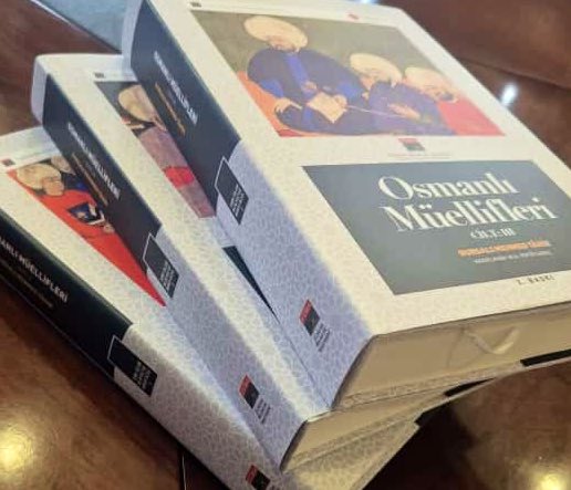 coskunyilmaz66's tweet photo. “Osmanlı Müellifleri” eseriyle ünlü, büyük bibliyografya ve biyografi âlimi Bursalı Mehmet Tahir Efendi ne zaman nereye defnedildi?

Bu mesajı RT edip doğru cevap verenler arasından bir takipçime 3 ciltlik Osmanlı Müellifleri hediye edilecek.

M. Yekta Saraç’ın yayına hazırladığı eser TÜBA tarafından güzel bir baskıyla 3 cilt olarak neşredildi. 
Teşekkürler @profmseker
