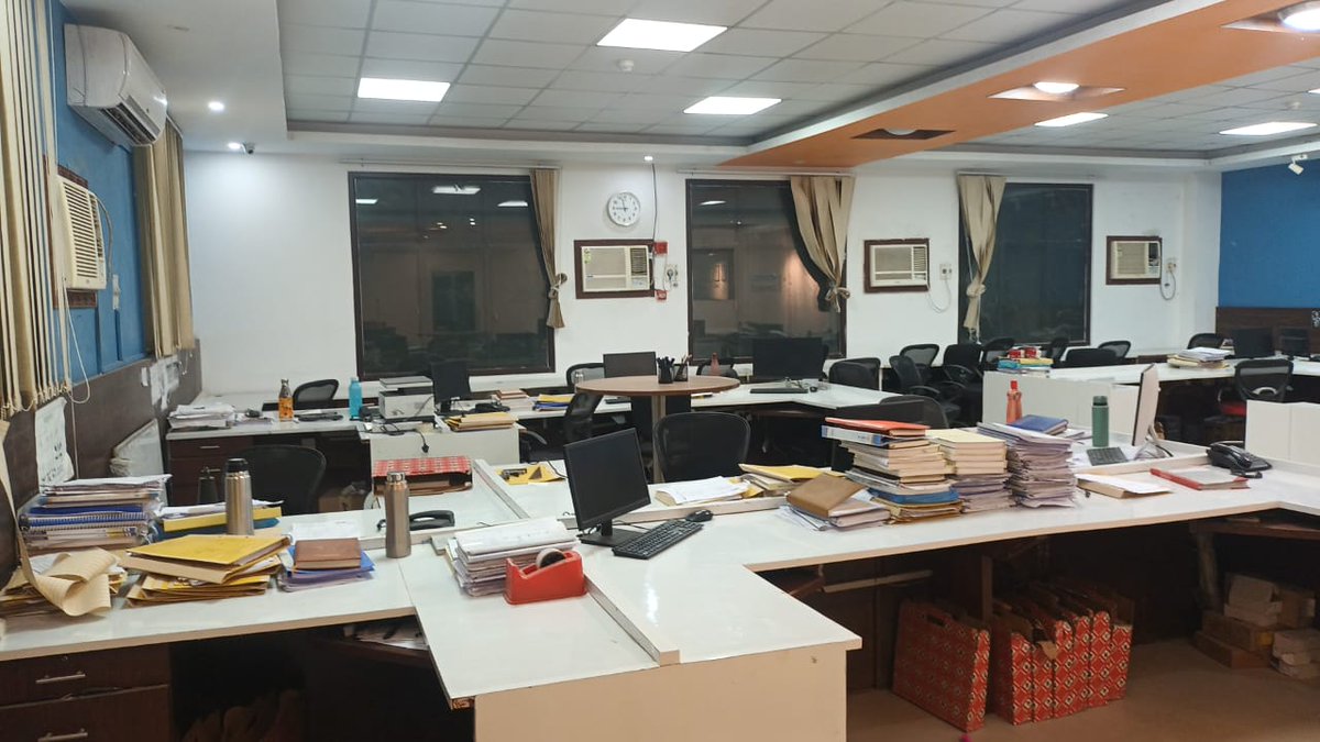 TheSPSingh's tweet image. #ChhathPuja #Bihar
Empty offices, empty factories.
#HappyChhat
