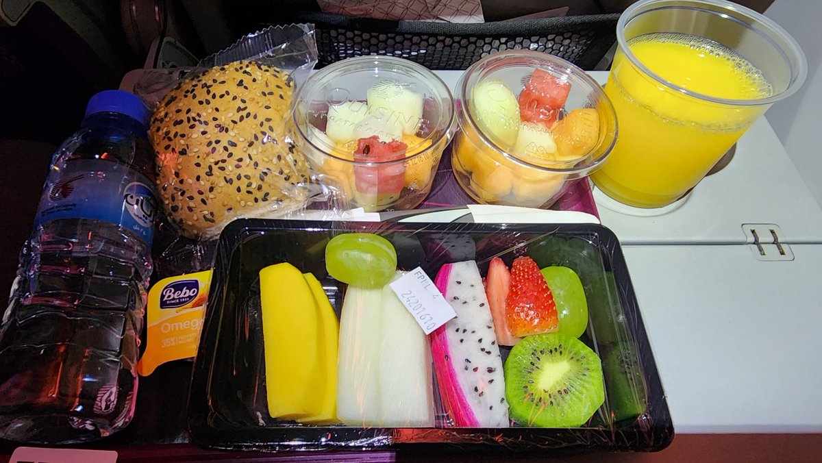 2ubair_khan's tweet image. Eating healthy during flight...😉
#flight #vacations