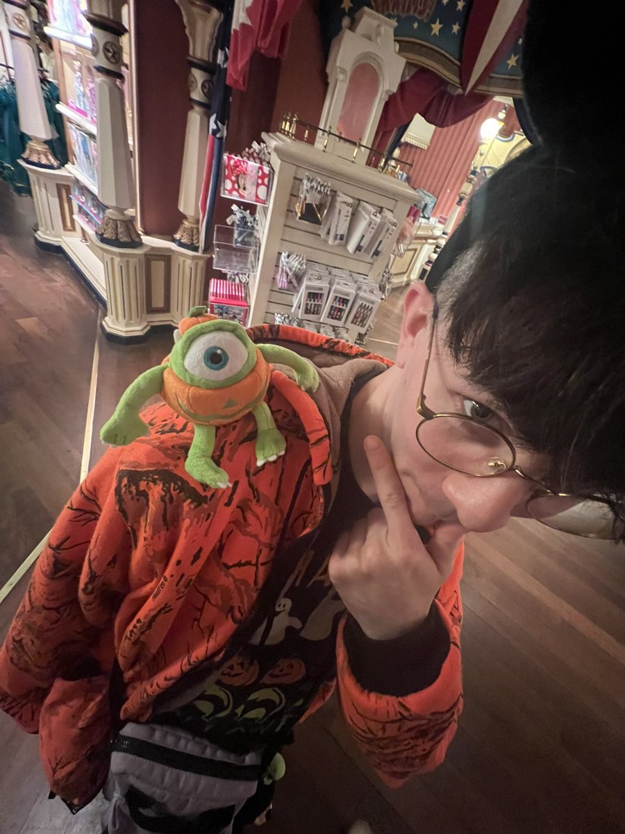 Lew G 💫 tweet media