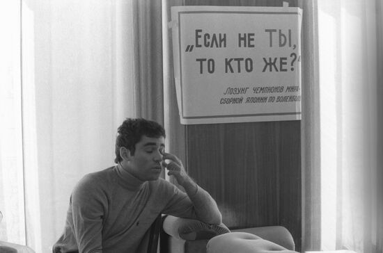 dgriffinchess's tweet image. Baku, USSR, 1984. World No. 1 Garry Kasparov sits under a poster bearing the slogan 'If not you, then who?'.
(📷: B. Kaufman, Novosti Press.) #chess