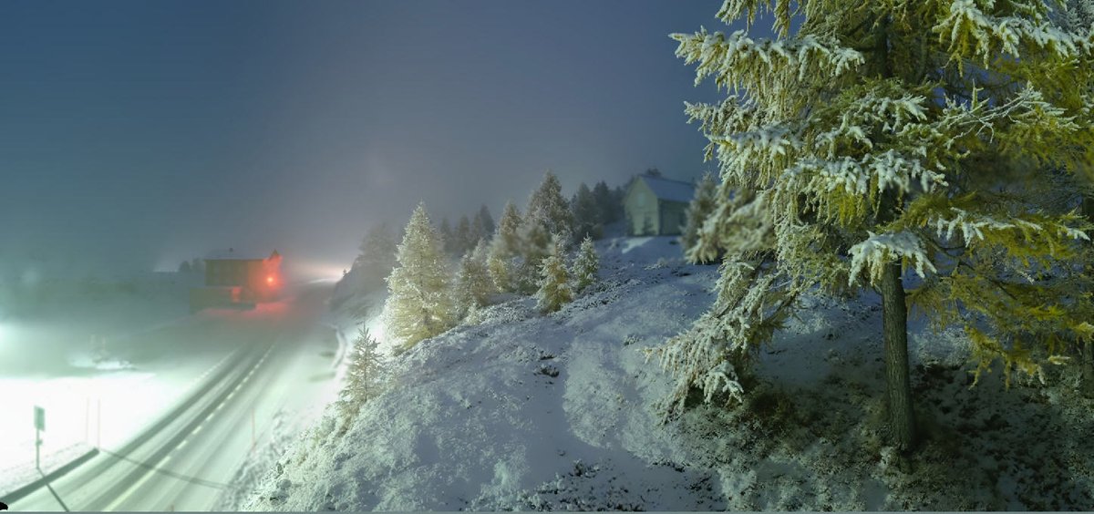 Alpenweerman's tweet photo. Actuele beeld #Simplonpass (2005m) #Oberwallis Onderweg in de Alpen, houd dan rekening met toenemend winterse condities en overlast door sneeuwval. #SVG tot morgen zondag dalend naar 1000-800 meter. Boven 1200 m gaat 10-30 cm, boven 1500 m 30-50 cm Neuschnee vallen https://t.co/fnBFkdFBwb