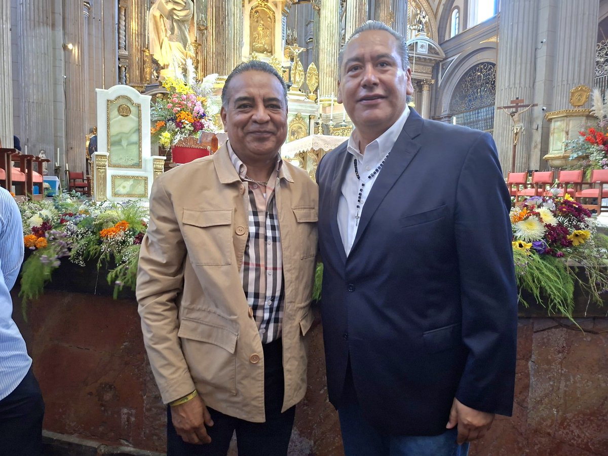 castillo_rosas's tweet photo. A mi invitación de mi amigo @leobardosoto dirigente cetemista poblano ,asistí, a la misa de acción de gracias, organizada en su honor por @CTMPuebla.
La homilía se llevó a cabo en la hermosa catedral de #Puebla a la cual asistieron familiares,amigos,trabajadores
delegados,líderes y empresarios.
Allí saludé al Secretario General Sustituto de @CTM_MX #FernandoSalgado.