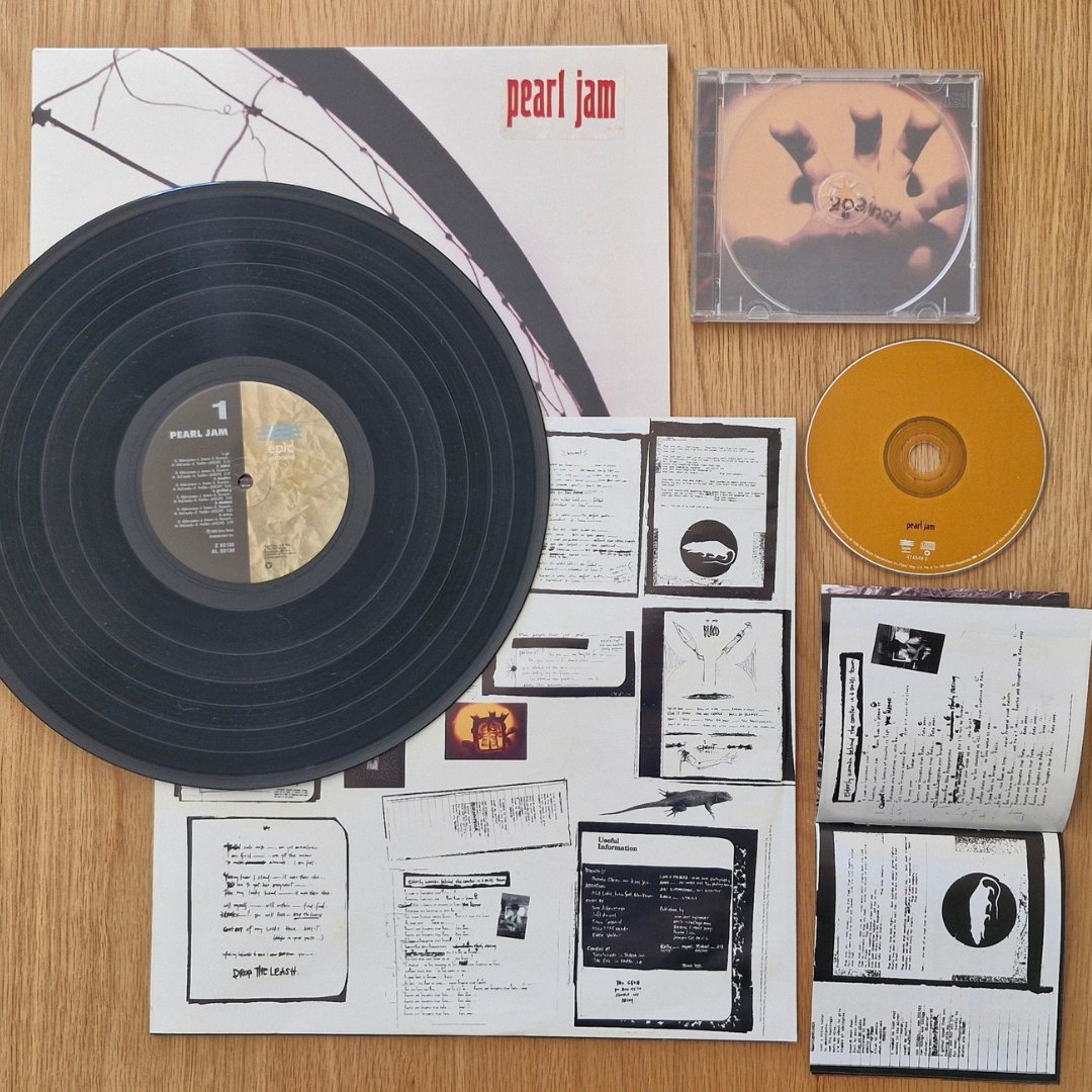 Thanks to Simon T. for showing some love to Vs. and #SpinningPJ! 

Post a Pearl Jam album on your turntable with the hashtag for a chance to be featured!🎶

📸: Simon T. on Facebook