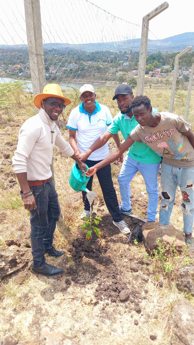Acaciafoundati1's tweet photo. The Acacia Foundation CBO   is proud to announce the successful planting of over 100 trees at Kiserian Health Centre and Naru-Moru Secondary School in Kajiado West Constituency. #Kiserian
#TreesforKiserianDam https://t.co/9P1YqC2bnU