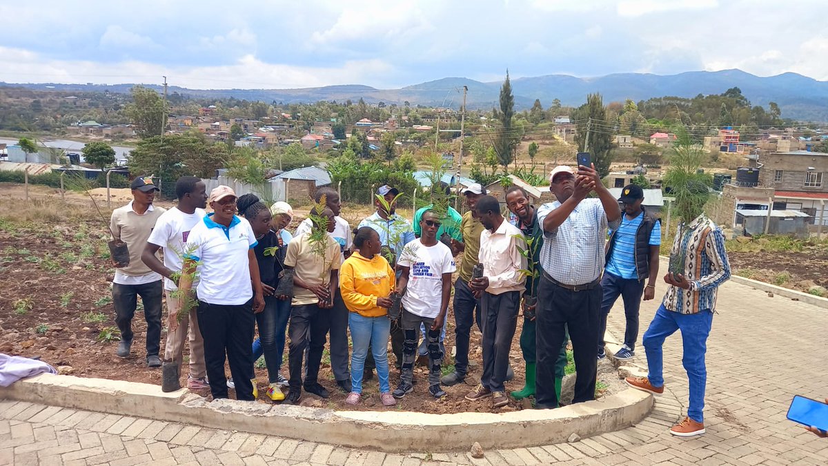 Acaciafoundati1's tweet photo. The Acacia Foundation CBO   is proud to announce the successful planting of over 100 trees at Kiserian Health Centre and Naru-Moru Secondary School in Kajiado West Constituency. #Kiserian
#TreesforKiserianDam https://t.co/9P1YqC2bnU
