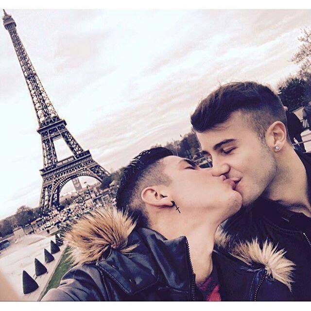 QuoVadisGo's tweet image. Besos bajo la Torre Eiffel: París mágico para parejas, amigos o solo 🌈💋✈️. Seguro y romántico. #GayTravel #Paris ¿Quieres plan? DM 💌
