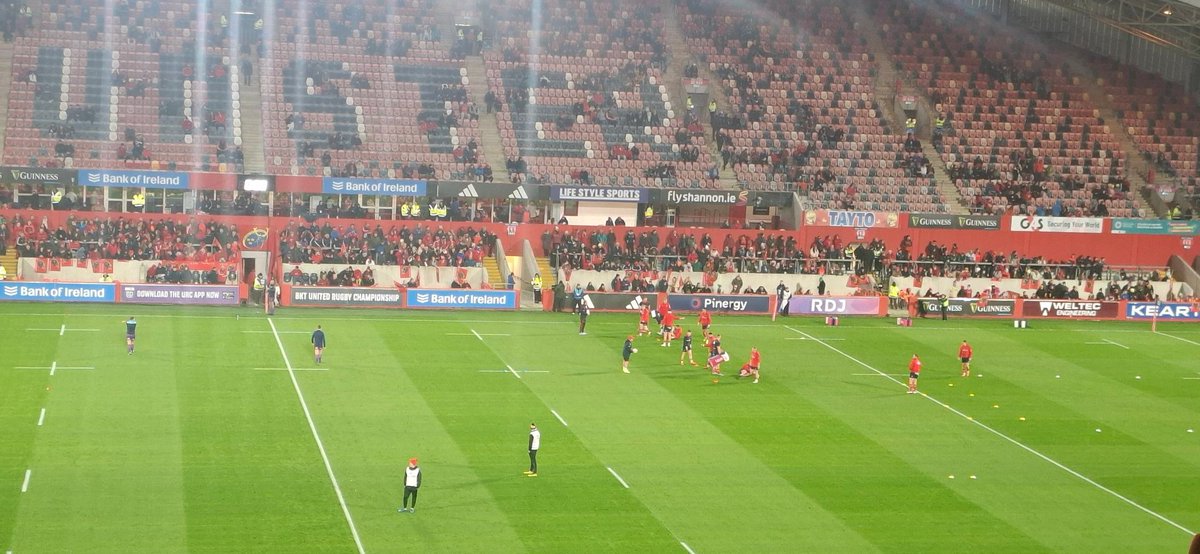 My office for the evening here at <a href="/thomondstadium/">Thomond Park Stadium</a> where Munster Rugby look to make it 5 from 5 at start of <a href="/URCOfficial/">BKT United Rugby Championship (URC)</a> season. Neighbours Connacht in town for big derby clash. Players warming up. Kick-off at a dry but windy venue is 7.45pm  ⤵️

#LLSport #munvconn 🏉 🔴 v 🟢