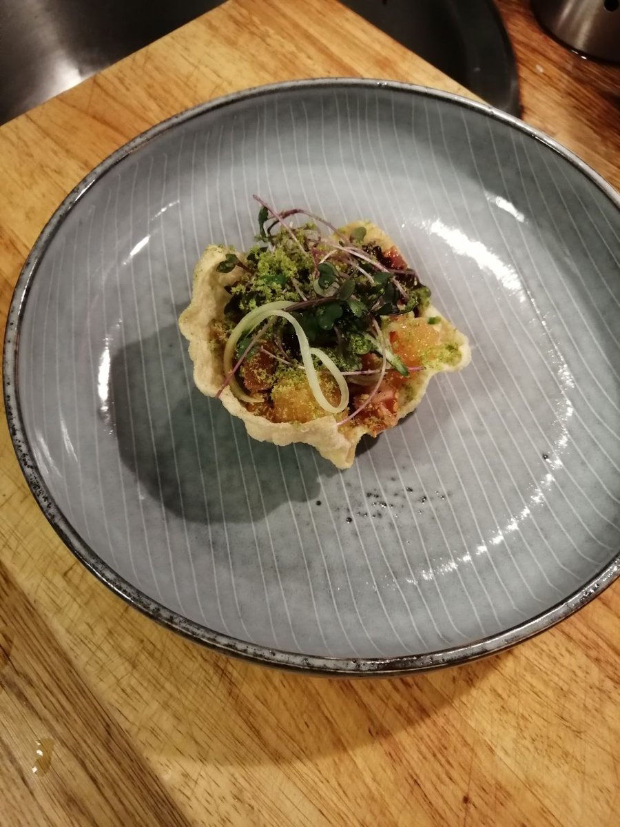 tonfisk, sikrom, bonitomajonnäs å riven koriander.