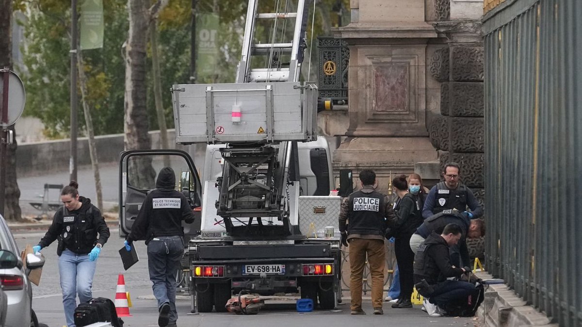 Osint613's tweet image. French investigators have confirmed the €88 million Louvre jewel heist was an inside job. Digital evidence links a museum security staffer to the suspects, authorities say. 

Over 150 clues, including DNA traces, support the case. The Louvre has reopened amid a nationwide outcry…