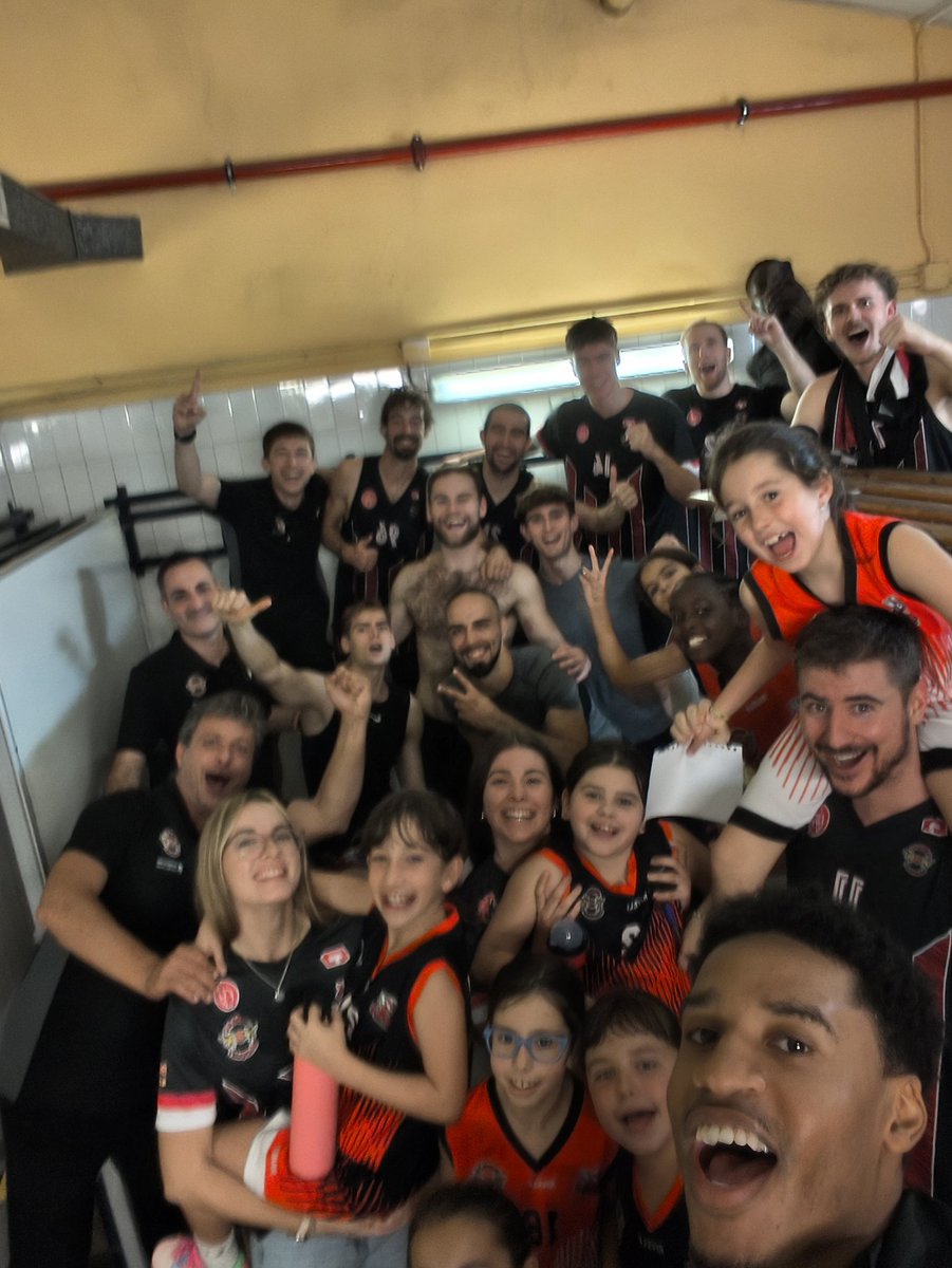 SSSSSSSSIIIIIIIIIIIIÍ!!! Arriba la 1a!!! Una grandíssima 2a part i l'energia de l'AFICIÓ del #PavellóVell empenyen al Sol Gironès <a href="/bisbalbasquet/">Bisbal Bàsquet //*//</a> a tumbar el <a href="/molinabasket/">Ciudad Molina Basket</a> 77-59. 

GRÀCIES AFICIÓ!!! Va per vosaltres!!! A seguir treballant EQUIP!!! Avui gaudim-la!!!