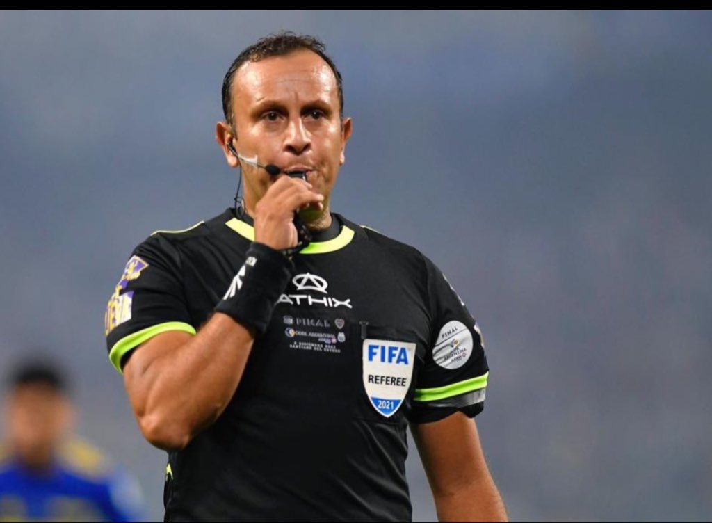 اتمنى من لجنة الحكام الكشف عن معايير اختيار الحكام …
لان وللاسف مانشاهده من اختيارات للحكام الأجانب لبعض المباريات يفتح باب الشكوك وسوء النية اتجاه لجنة الحكام.