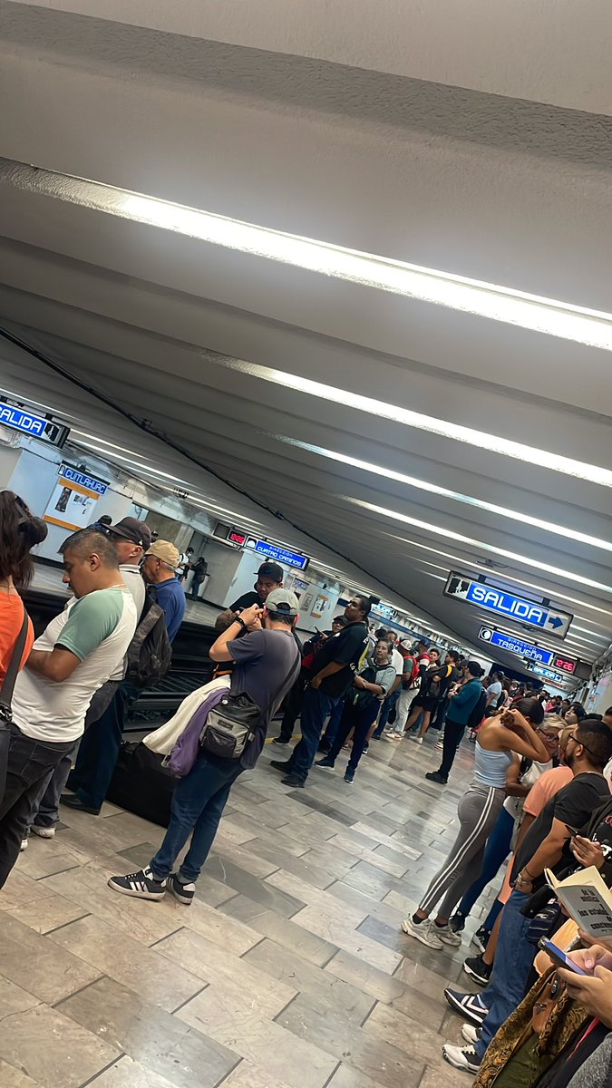 MONYZAMORANO's tweet photo. @MetroCDMX que pasa en línea 2 dirección Tasqueña?  Así Cuitlahuac. Más de 20 minutos sin convoy https://t.co/mkFoAY8UfN