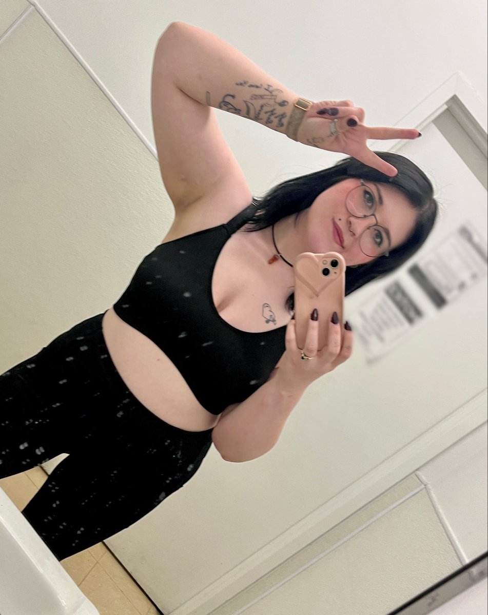 BeckyBrainless's tweet photo. Hiii I’m Becky Brainless! Anal princess, bimbo cow doll, and sex addict! Check out my linktree in my bio 💋🩷 https://t.co/bPse8TLNrv