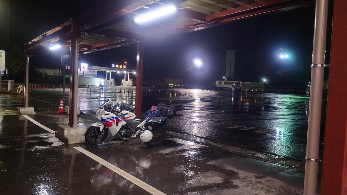 skyclear55's tweet photo. 久々の土日休み。雨のツーリングもなかなか楽しい。今回は夜からスタート。圏央道～関越道～東北道～北関東道～常磐道～磐越道～東北道～北関東道～関越道のコース予定。現在常磐道・中郷サービスエリア。これから磐越道で郡山JCT経由で帰路の東北道へ向かいます。ただただ高速道ツーリング。
#休日 #ツーリング #CBR250R #バイク #バイクのある風景 #雨模様