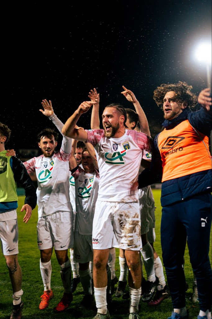 Bayeux_FC's tweet photo. Merci les gars. 🥹🥹🥹

Victoire 1-0 contre Le Havre Caucriauville ce soir. Direction le 7ème tour. ✅

#CoupeDeFrance #BFCLHC #AllezBayeux🔵🟡 https://t.co/XyKaqBlKpS