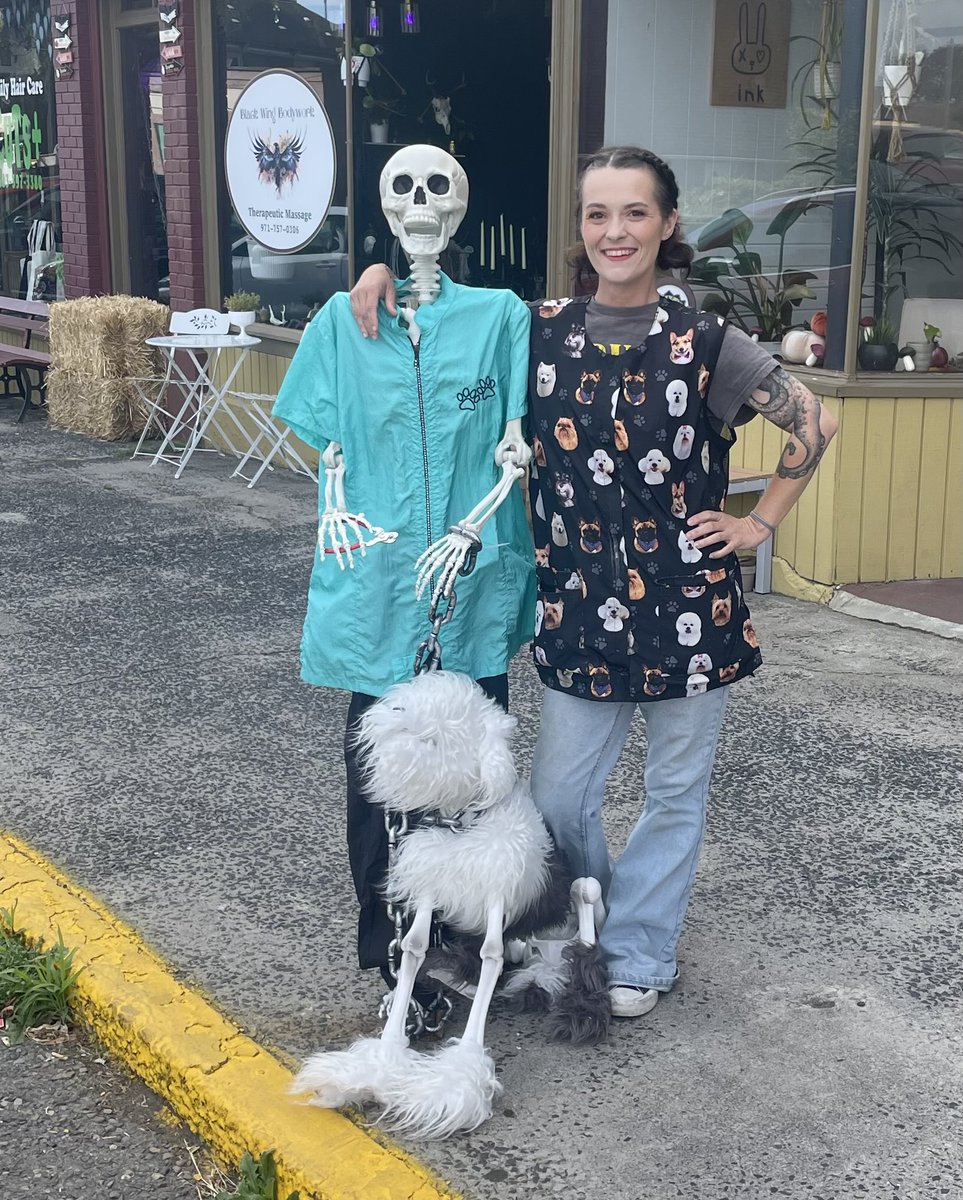 Jessa0199's tweet photo. Last Saturday of @HalloweentownOR ! I’m open until 8pm hope to see you there 🥰 https://t.co/uvxuLvkERz