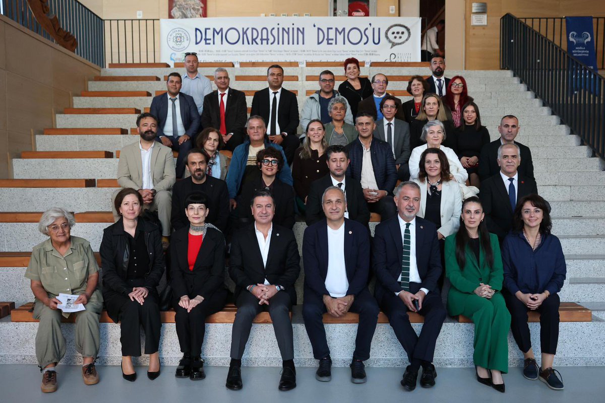 Suat_Ozcagdas's tweet photo. 📍Muğla

Muğla Milletvekillerimiz Cumhur Uzun, Gizem Özcan ve Süreyya Öneş Derici ile birlikte katıldığımız; Felsefe Kültür Sanat Derneği ve Muğla Büyükşehir Belediyemiz tarafından düzenlenen
“Demokrasinin Demos’u” Sempozyumunda “demos”un halkla, toplumla, bireyle, yasayla, doğayla, iktidarla, krizle ve eğitimle kurduğu çok katmanlı ilişkileri çok değerli isimlerle birlikte konuştuk ve tartıştık. Ben de eğitim politikalarının demos ile ilişkisi üzerine konuşmamla yer aldım.

Eğitim, bireyleri yalnızca bilgiyle donatmakla kalmaz, aynı zamanda onları sorgulayan, dayanışma içinde düşünen ve toplumsal sorumluluk bilinciyle hareket eden “demos”un bir parçası haline getirir. Bir toplumun nasıl düşündüğünü, nasıl tartıştığını, nasıl birlikte yaşadığını belirleyen alan eğitimdir.

Bilimin, sanatın ve özgür düşüncenin kenti Menteşe’de böylesine değerli bir buluşmada yer almaktan büyük bir mutluluk duydum.
Davetleri için Muğla Büyükşehir Belediyemize ve Başkanımız Ahmet Aras’a; Felsefe Kültür Sanat Derneği’ne ve Yönetim Kurulu Başkanı Ali Apaydın’a, Başkan Yardımcısı Bilge Coşkun Apaydın'a; Menteşe Belediye Başkanımız Gonca Köksal-Aras’a teşekkür ederim. 

Ayrıca gün boyu konuşmalarıyla ufkumuzu açan değerli uzmanlara ve düşüncenin, konuşmanın ve tartışmanın gücüne inanan tüm katılımcılara teşekkür ediyorum.

@arasahmetmugla @goncakoksal48 @gizemozcanchp @sureyyaoderici @CumhurUzun48 @AliApaydin79 @Bilmezge