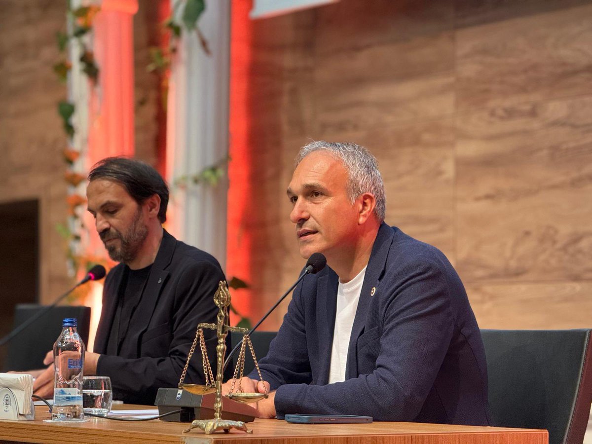 Suat_Ozcagdas's tweet photo. 📍Muğla

Muğla Milletvekillerimiz Cumhur Uzun, Gizem Özcan ve Süreyya Öneş Derici ile birlikte katıldığımız; Felsefe Kültür Sanat Derneği ve Muğla Büyükşehir Belediyemiz tarafından düzenlenen
“Demokrasinin Demos’u” Sempozyumunda “demos”un halkla, toplumla, bireyle, yasayla, doğayla, iktidarla, krizle ve eğitimle kurduğu çok katmanlı ilişkileri çok değerli isimlerle birlikte konuştuk ve tartıştık. Ben de eğitim politikalarının demos ile ilişkisi üzerine konuşmamla yer aldım.

Eğitim, bireyleri yalnızca bilgiyle donatmakla kalmaz, aynı zamanda onları sorgulayan, dayanışma içinde düşünen ve toplumsal sorumluluk bilinciyle hareket eden “demos”un bir parçası haline getirir. Bir toplumun nasıl düşündüğünü, nasıl tartıştığını, nasıl birlikte yaşadığını belirleyen alan eğitimdir.

Bilimin, sanatın ve özgür düşüncenin kenti Menteşe’de böylesine değerli bir buluşmada yer almaktan büyük bir mutluluk duydum.
Davetleri için Muğla Büyükşehir Belediyemize ve Başkanımız Ahmet Aras’a; Felsefe Kültür Sanat Derneği’ne ve Yönetim Kurulu Başkanı Ali Apaydın’a, Başkan Yardımcısı Bilge Coşkun Apaydın'a; Menteşe Belediye Başkanımız Gonca Köksal-Aras’a teşekkür ederim. 

Ayrıca gün boyu konuşmalarıyla ufkumuzu açan değerli uzmanlara ve düşüncenin, konuşmanın ve tartışmanın gücüne inanan tüm katılımcılara teşekkür ediyorum.

@arasahmetmugla @goncakoksal48 @gizemozcanchp @sureyyaoderici @CumhurUzun48 @AliApaydin79 @Bilmezge