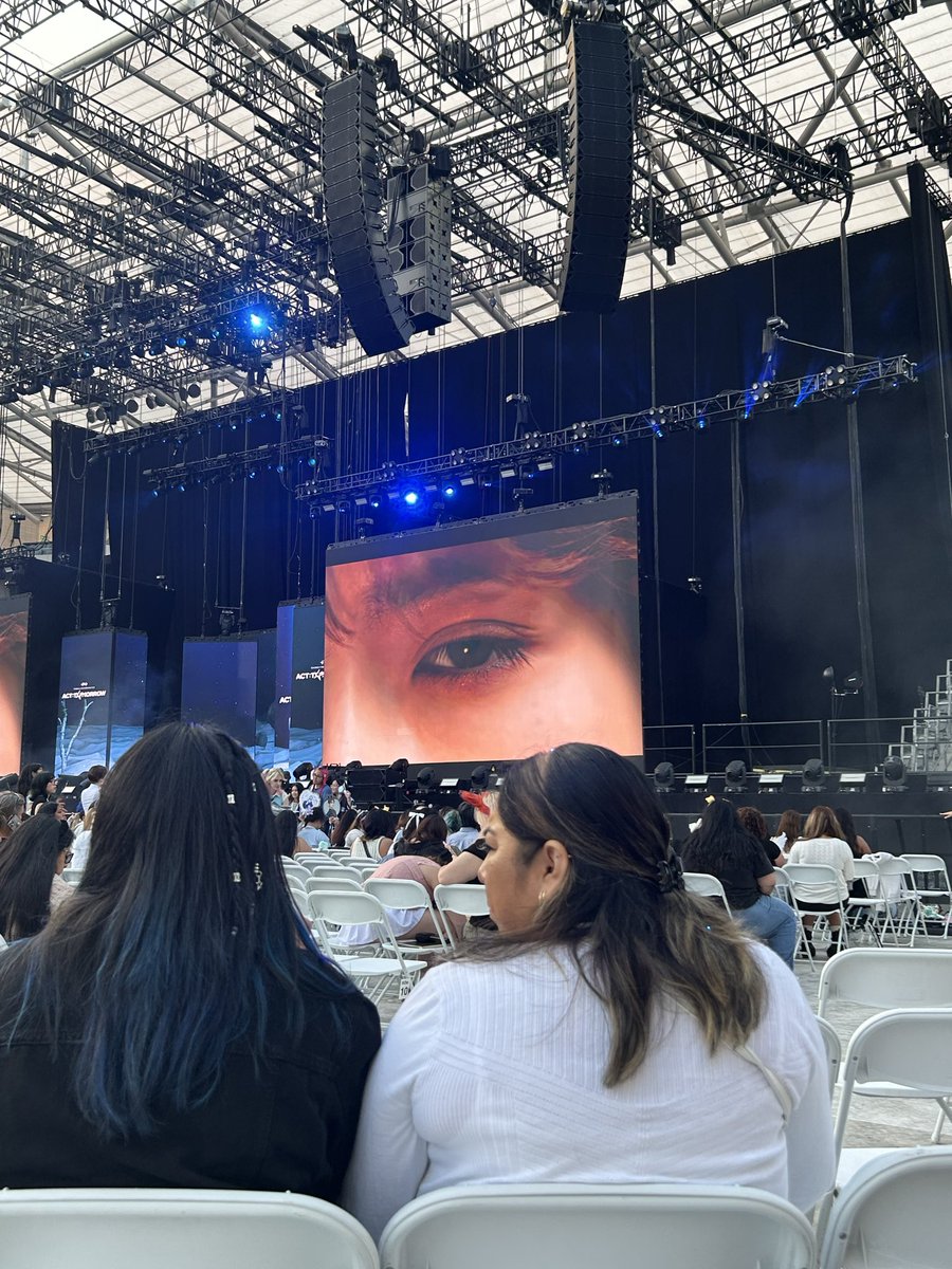hrtbamkai's tweet photo. you saw txt 😭😭😭😭😭 https://t.co/MXTX2ckLgp
